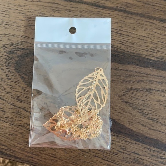 ⭐️HP⭐️Double Leaf Delicate Necklace Gold - Picture 2 of 5